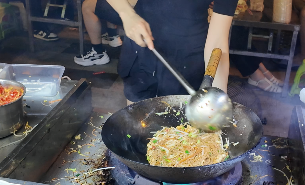guangzhou street food-stir-fried rice noodles