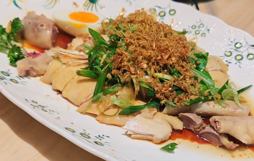 Cantonese poached chicken with scallions and crispy fried shallots at Xiangqun Restaurant
