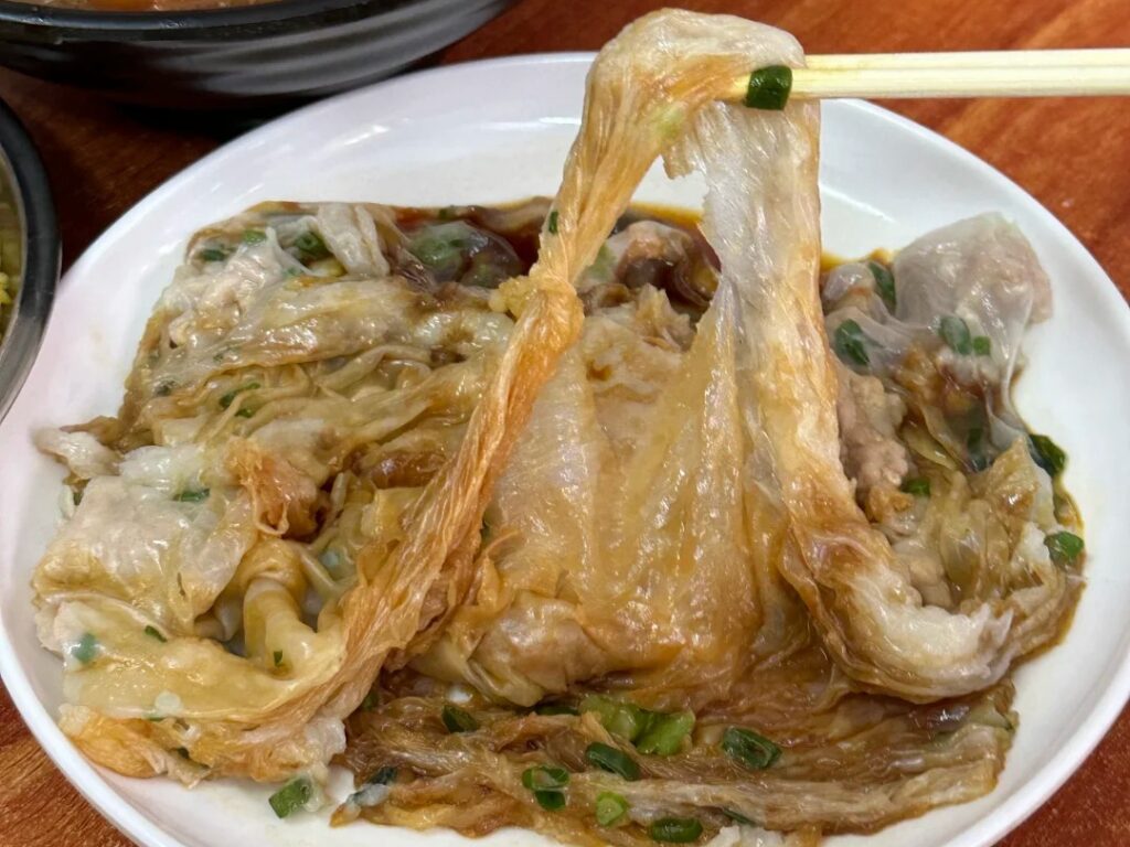 Cantonese rice noodle rolls