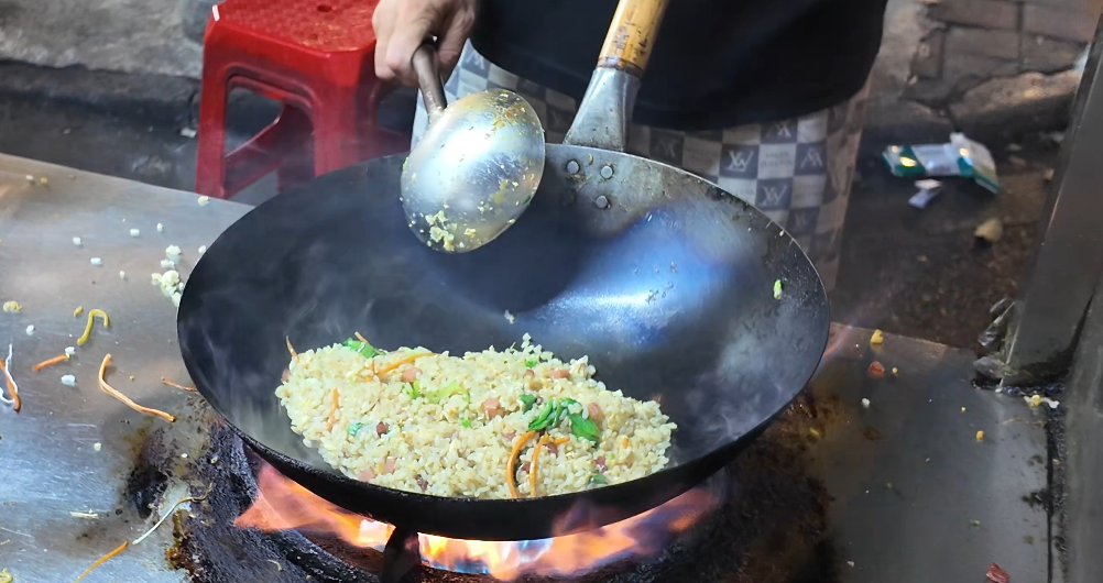 2.pngStreet food vendor cooking fried rice with vegetables over a high gas flame