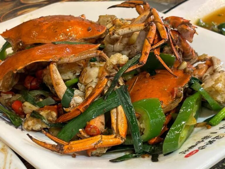 Wok-fried roe crab with scallions and green peppers at Si Ge Home-Style Cooking